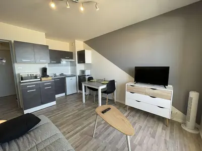Cuisine ou kitchenette dans l'établissement Studio rénové, 2 couchages, mer, commerces, 6e étage, TV, balcon, animaux admis - FR-1-224C-138