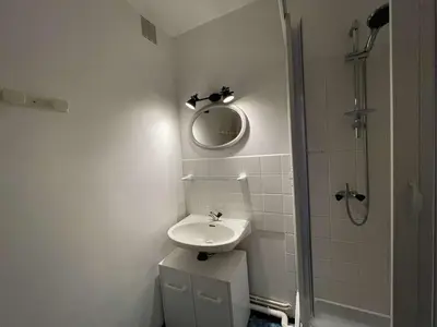 Salle de bains dans l'établissement Studio refait à neuf, 4 couchages, plage immédiate - FR-1-224C-135