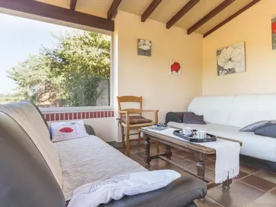 Coin salon dans l'établissement Gîte calme sur domaine viticole, cheminée, wifi, équipements bébé, proche Nantes - FR-1-306-794