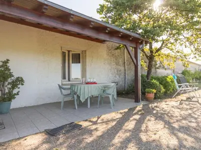 Jardin de l'établissement Gîte calme sur domaine viticole, cheminée, wifi, équipements bébé, proche Nantes - FR-1-306-794