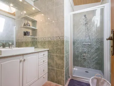 Salle de bains dans l'établissement Belle maison rénovée au cœur des vignes entre Nantes et Clisson, jardin privatif, wifi inclus - FR-1-306-799
