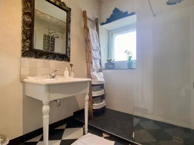Salle de bains dans l'établissement Gîte de charme avec piscine chauffée et WiFi - 2 chambres - FR-1-306-803