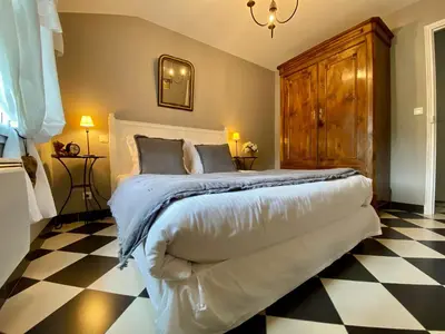 Un ou plusieurs lits dans un hébergement de l'établissement Gîte de charme avec piscine chauffée et WiFi - 2 chambres - FR-1-306-803