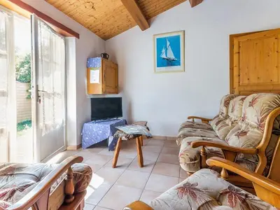 Télévision ou salle de divertissement dans l'établissement Gîte au Calme avec Jardin, Proche Plages, 2 Chambres, Vélos et Randonnées à Machecoul - FR-1-306-805