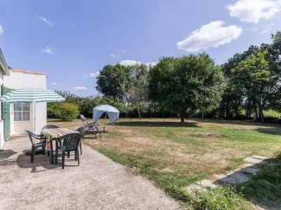 Jardin de l'établissement Gîte au Calme avec Jardin, Proche Plages, 2 Chambres, Vélos et Randonnées à Machecoul - FR-1-306-805