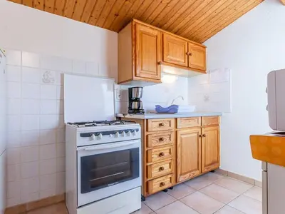 Cuisine ou kitchenette dans l'établissement Gîte au Calme avec Jardin, Proche Plages, 2 Chambres, Vélos et Randonnées à Machecoul - FR-1-306-805