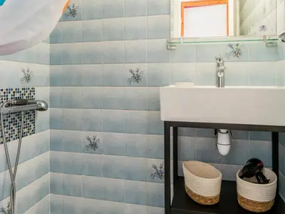 Salle de bains dans l'établissement Gîte Authentique au Cœur des Vignes avec Terrasse Privative et Wifi, à 25 km de Nantes - FR-1-306-813