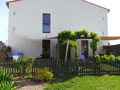 Jardin de l'établissement Gîte confortable au cœur des vignes avec terrasse, vélos, WiFi et équipements bébé à 17 km de Nantes - FR-1-306-808