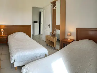 Un ou plusieurs lits dans un hébergement de l'établissement Gîte confortable au cœur des vignes avec terrasse, vélos, WiFi et équipements bébé à 17 km de Nantes - FR-1-306-808