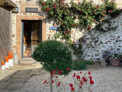 Jardin de l'établissement Gîte confortable au cœur des vignes avec terrasse, vélos, WiFi et équipements bébé à 17 km de Nantes - FR-1-306-808