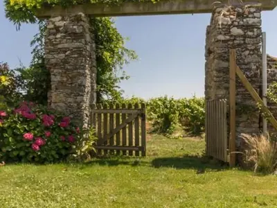 Jardin de l'établissement Gîte confortable au cœur des vignes avec terrasse, vélos, WiFi et équipements bébé à 17 km de Nantes - FR-1-306-808