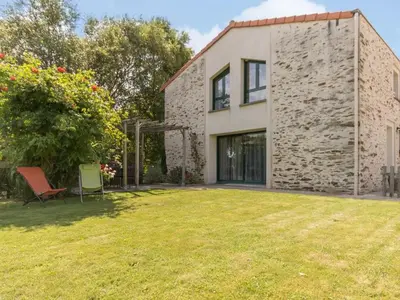 Jardin de l'établissement Charmante maison rénovée à 300m de la Loire avec jardin, terrasse, WiFi et équipements bébé - FR-1-306-815