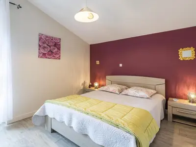 Un ou plusieurs lits dans un hébergement de l'établissement Charmante maison rénovée à 300m de la Loire avec jardin, terrasse, WiFi et équipements bébé - FR-1-306-815
