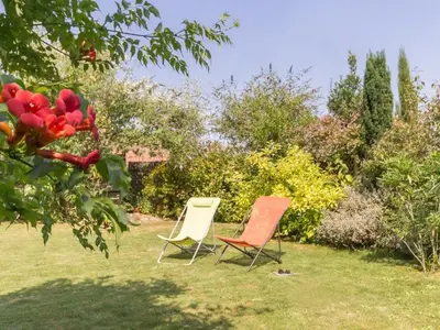 Jardin de l'établissement Charmante maison rénovée à 300m de la Loire avec jardin, terrasse, WiFi et équipements bébé - FR-1-306-815