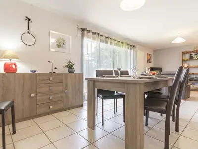 Cuisine ou kitchenette dans l'établissement Charmante maison rénovée à 300m de la Loire avec jardin, terrasse, WiFi et équipements bébé - FR-1-306-815