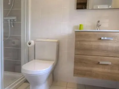 Salle de bains dans l'établissement Gîte à proximité de la Loire avec Wi-Fi et équipement bébé - FR-1-306-814