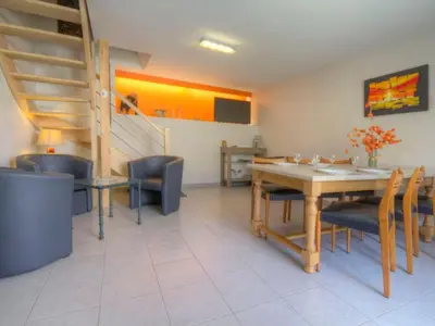 Cuisine ou kitchenette dans l'établissement Gîte à proximité de la Loire avec Wi-Fi et équipement bébé - FR-1-306-814