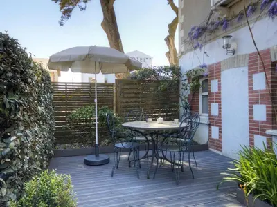 Jardin de l'établissement Gîte en Bord de Mer à Saint-Michel-Chef-Chef - Terrasse, Parking, Équipements Familiaux - FR-1-306-819