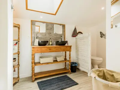 Salle de bains dans l'établissement Charmante Grange Rénovée avec Piscine et WiFi - FR-1-306-822