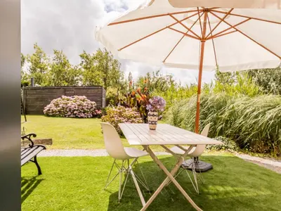Jardin de l'établissement Charmante Grange Rénovée avec Piscine et WiFi - FR-1-306-822