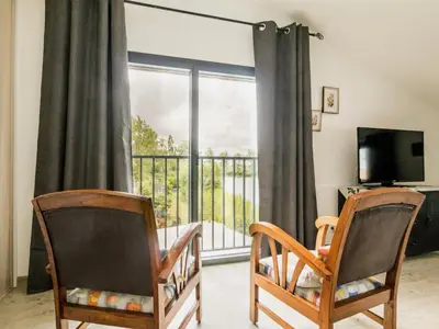 Télévision ou salle de divertissement dans l'établissement Charmante Grange Rénovée avec Piscine et WiFi - FR-1-306-822