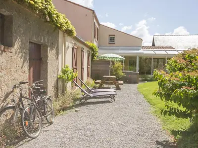 Jardin de l'établissement Gîte au calme avec terrasse, barbecues, wifi, à 20 min de Nantes et la mer, animaux acceptés - FR-1-306-830