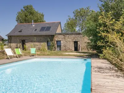 Piscine de l'établissement Gîte écolabel entre Angers et Loire, piscine chauffée, jardin clos, calme et charme authentique - FR-1-306-847 ou située à proximité