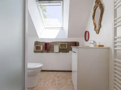 Salle de bains dans l'établissement Gîte écolabel entre Angers et Loire, piscine chauffée, jardin clos, calme et charme authentique - FR-1-306-847