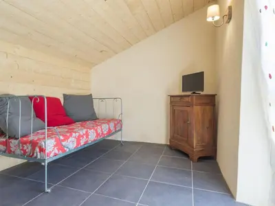 Télévision ou salle de divertissement dans l'établissement Gîte écolabel entre Angers et Loire, piscine chauffée, jardin clos, calme et charme authentique - FR-1-306-847