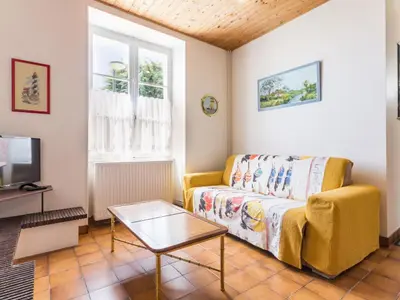Télévision ou salle de divertissement dans l'établissement Charmant Gîte Familial à 30m de la Plage avec Cour Fleurie, Proche Commerces et Pêche à Pied - FR-1-306-833