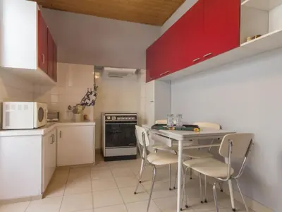Cuisine ou kitchenette dans l'établissement Charmant Gîte Familial à 30m de la Plage avec Cour Fleurie, Proche Commerces et Pêche à Pied - FR-1-306-833