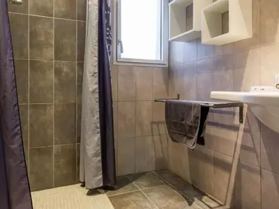 Salle de bains dans l'établissement Gîte tout confort avec spa et jardin clos près de Nantes - FR-1-306-849