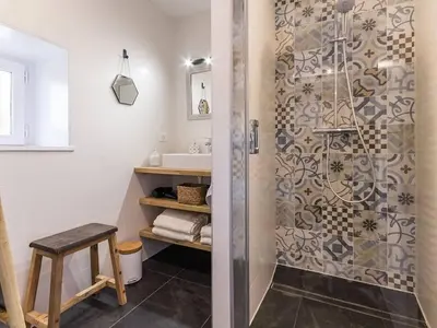Salle de bains dans l'établissement Chaumière rénovée avec jardin clos, proche de Guérande et des plages, idéale pour familles - FR-1-306-860
