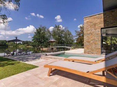 Piscine de l'établissement Villa Contemporaine avec Spa, Sauna, Piscine et Île Privative près de Nantes - FR-1-306-866 ou située à proximité