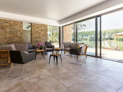 Coin salon dans l'établissement Villa Contemporaine avec Spa, Sauna, Piscine et Île Privative près de Nantes - FR-1-306-866