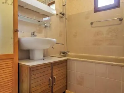 Salle de bains dans l'établissement Gîte indépendant avec jardin clos, au calme, près de La Baule et Nantes - FR-1-306-882