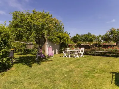 Jardin de l'établissement Location saisonnière: Gîte cosy avec jardin clos, proche plages et parc de Brière, wifi inclus! - FR-1-306-892