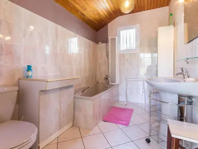 Salle de bains dans l'établissement Location saisonnière: Gîte cosy avec jardin clos, proche plages et parc de Brière, wifi inclus! - FR-1-306-892