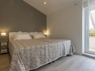 Un ou plusieurs lits dans un hébergement de l'établissement Gîte rénové près de la mer avec jardin clos, cheminée, Wifi et équipements bébé inclus. - FR-1-306-879