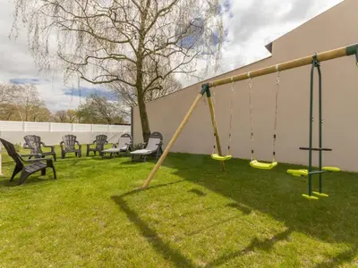 Jardin de l'établissement Gîte rénové près de la mer avec jardin clos, cheminée, Wifi et équipements bébé inclus. - FR-1-306-879