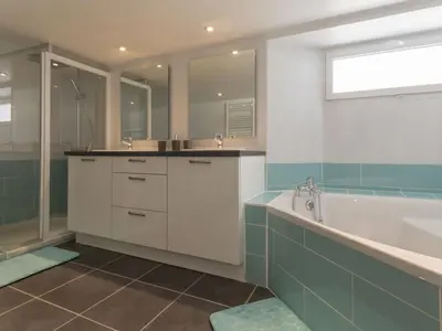Salle de bains dans l'établissement Gîte rénové près de la mer avec jardin clos, cheminée, Wifi et équipements bébé inclus. - FR-1-306-879