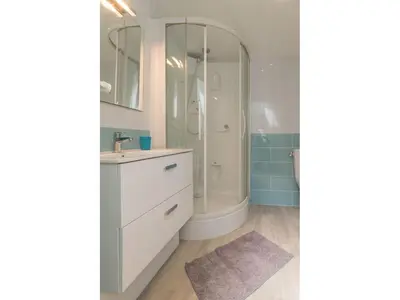 Salle de bains dans l'établissement Gîte rénové près de la mer avec jardin clos, cheminée, Wifi et équipements bébé inclus. - FR-1-306-879
