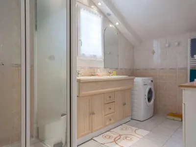 Salle de bains dans l'établissement Gîte Confortable entre Nantes et la Mer avec Parking Sécurisé et Coin Détente Privé - FR-1-306-885