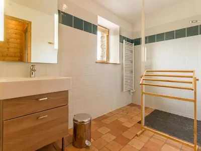 Salle de bains dans l'établissement Maison de vignerons avec jardin, Wifi, animaux acceptés - FR-1-306-891