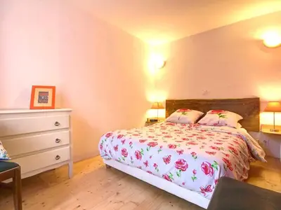 Un ou plusieurs lits dans un hébergement de l'établissement Maison Authentique Bord de Rivière avec Jardin Privatif - Gîte de Pêche, Animaux sur Demande - FR-1-306-886