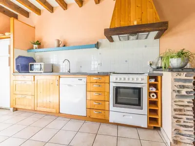 Cuisine ou kitchenette dans l'établissement Charmante longère 3 chambres avec jardin clos, proche de Nantes, idéale pour familles et détente - FR-1-306-896