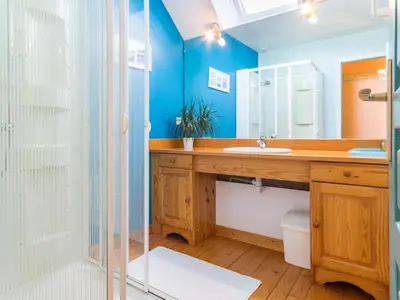 Salle de bains dans l'établissement Charmante longère 3 chambres avec jardin clos, proche de Nantes, idéale pour familles et détente - FR-1-306-896
