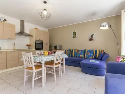 Cuisine ou kitchenette dans l'établissement Maison calme de campagne avec jardin clos, jeux pour enfants et vélos à proximité de Châteaubriant - FR-1-306-902