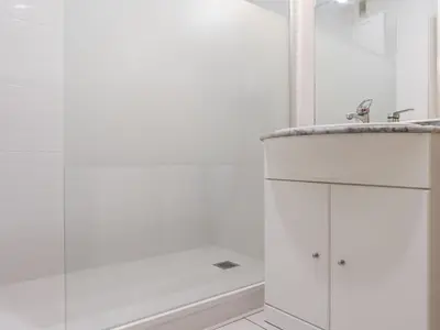 Salle de bains dans l'établissement Appartement Calme Proche Plage avec Terrasse Sud, Parking Sécurisé et Équipements Complets - FR-1-306-909