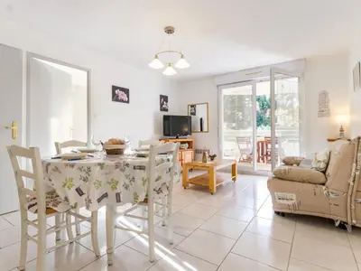 Télévision ou salle de divertissement dans l'établissement Appartement Calme Proche Plage avec Terrasse Sud, Parking Sécurisé et Équipements Complets - FR-1-306-909